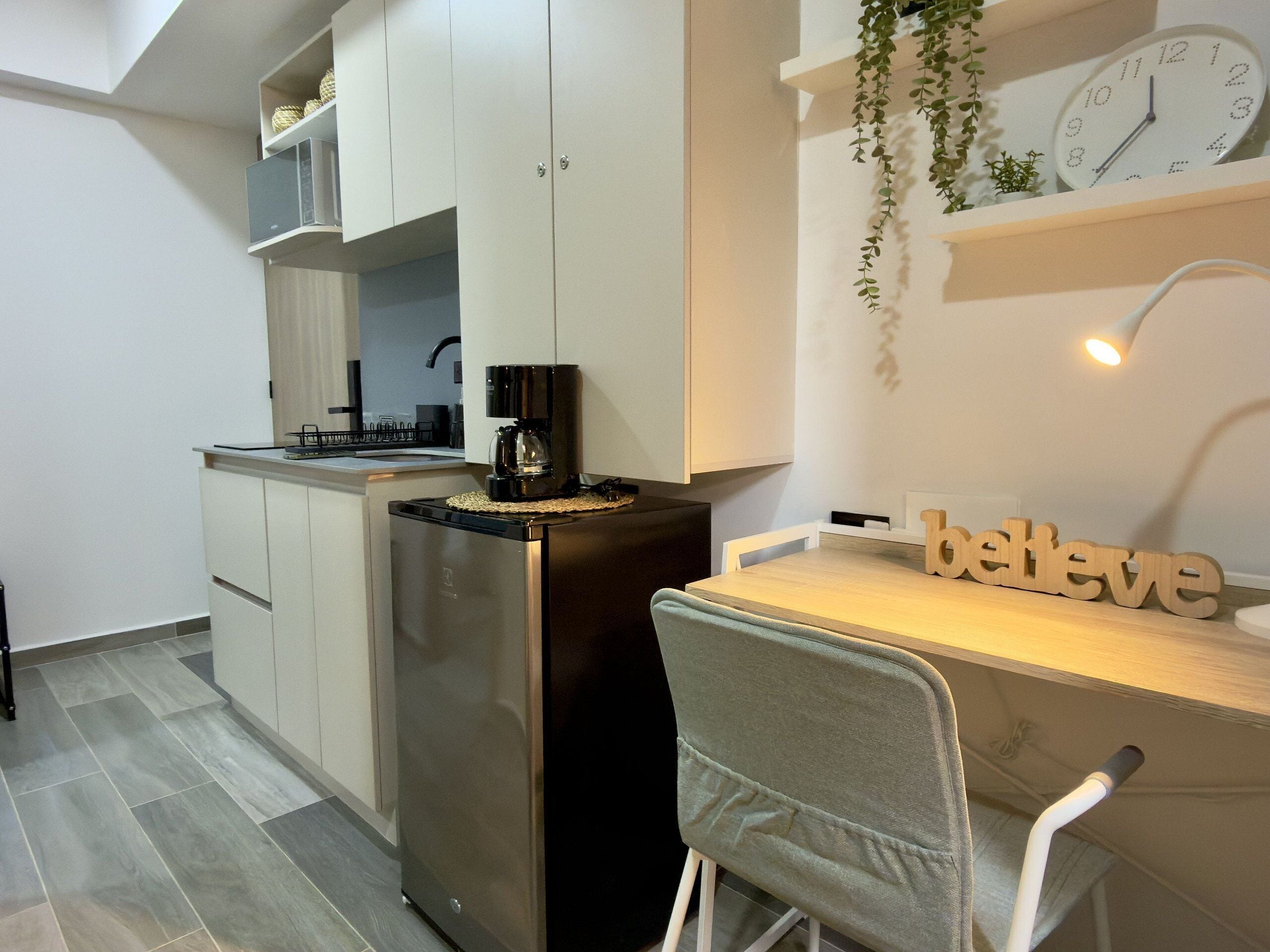 Apartamento básico | Cocina privada | Frigorífico pequeño, microondas, placa de cocina y lavavajillas