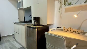 Apartamento básico | Cocina privada | Frigorífico pequeño, microondas, placa de cocina y lavavajillas