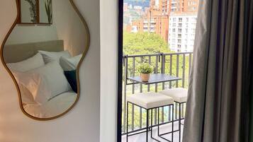 Apartamento Deluxe | Caja fuerte, escritorio, espacio para trabajar con un portátil