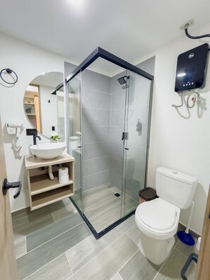 公寓 | 浴室 | 淋浴设施、吹风机、毛巾、肥皂