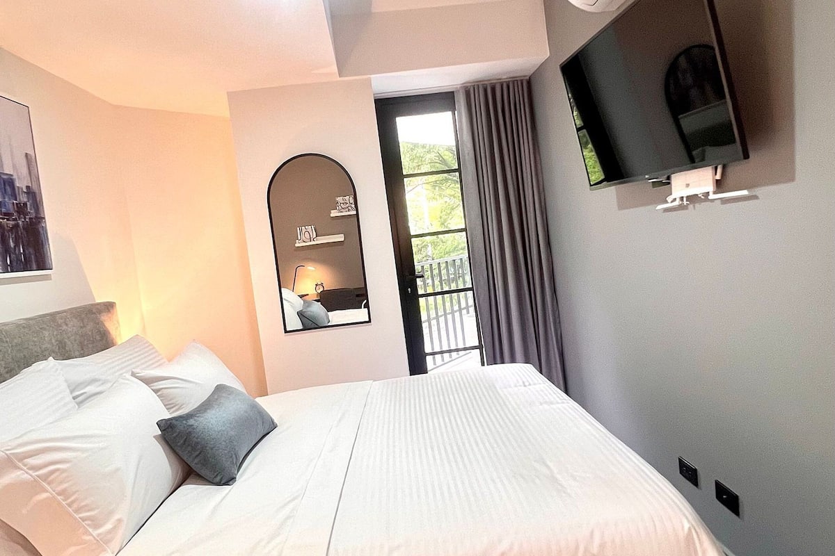 Comfort Apartment | In-room safe, desk, laptop workspace, iron/ironing board