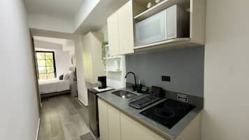 Apartament bàsic | Cuina privada | Frigorífic petit, microones, placa de cuina i rentaplats