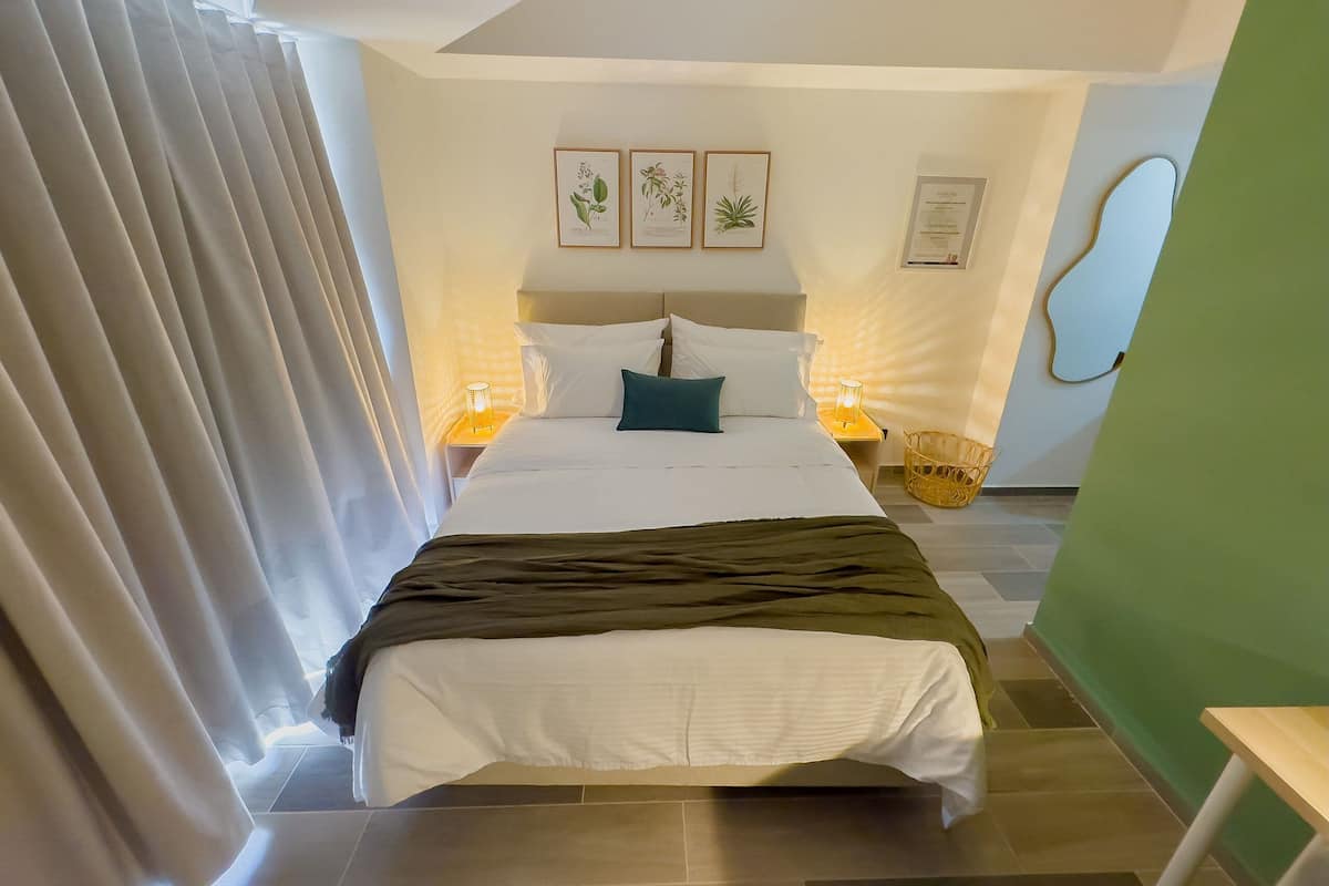 Apartment | In-room safe, desk, laptop workspace, iron/ironing board