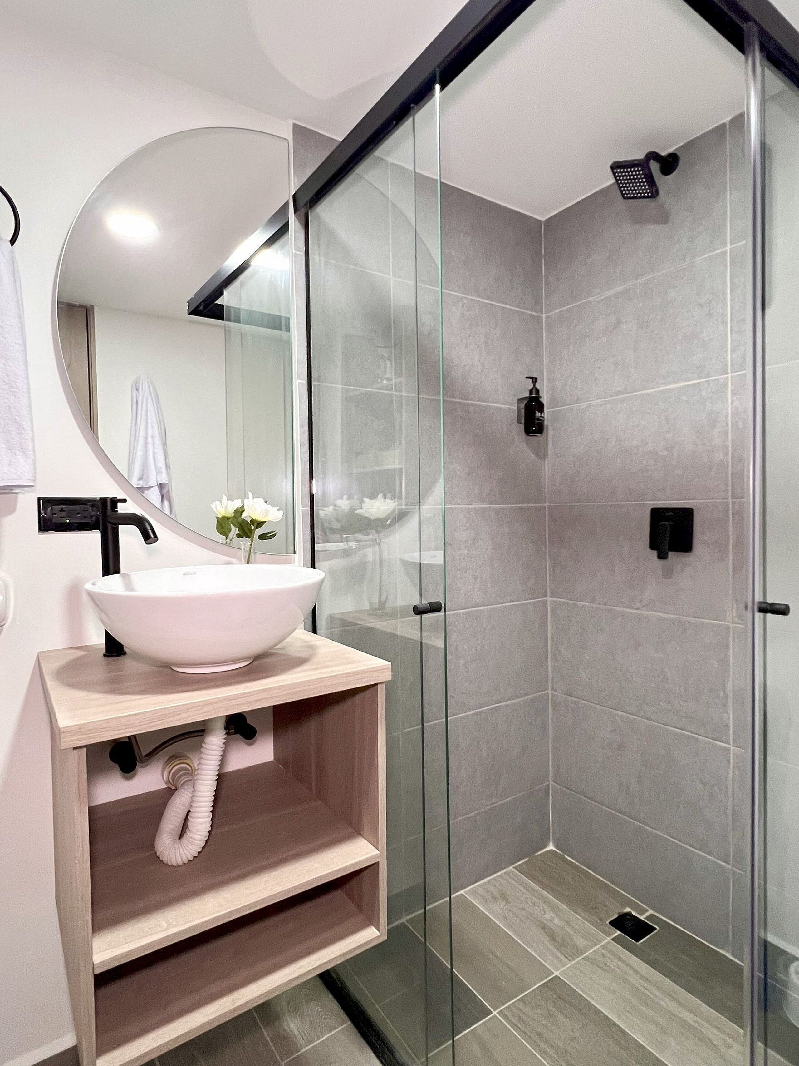 Deluxe Apartment | Bathroom | Shower, hair dryer, towels, soap