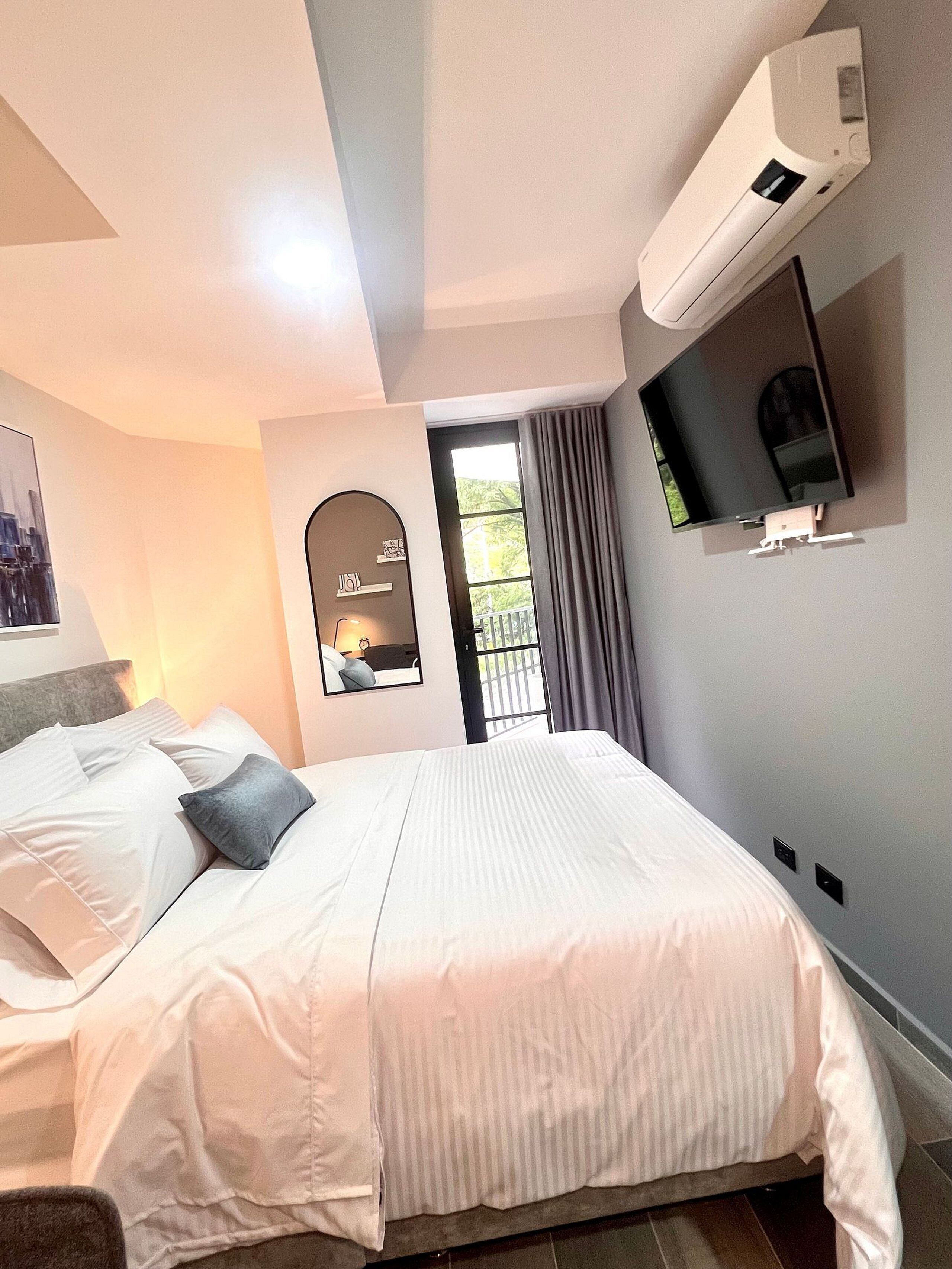 Comfort appartement | Een kluis op de kamer, een bureau, een laptopwerkplek