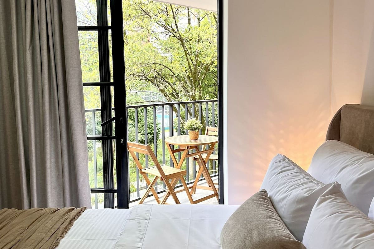 Luxury Apartment | In-room safe, desk, laptop workspace, iron/ironing board