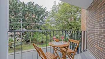 Luxury Apartment | Outdoor dining