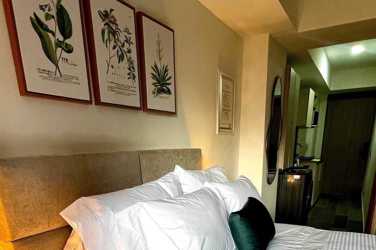 Luxury Apartment | In-room safe, desk, laptop workspace, iron/ironing board
