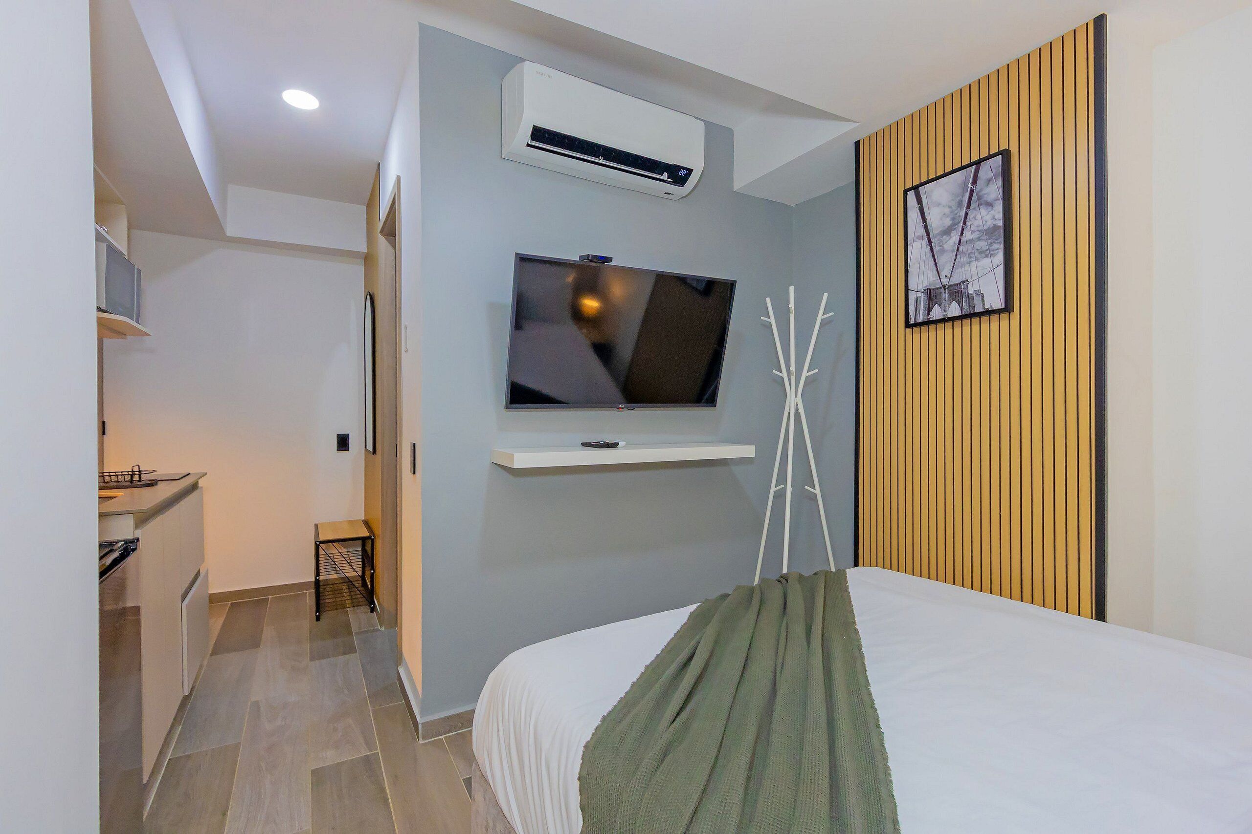Classic Apartment | In-room safe, desk, laptop workspace, iron/ironing board