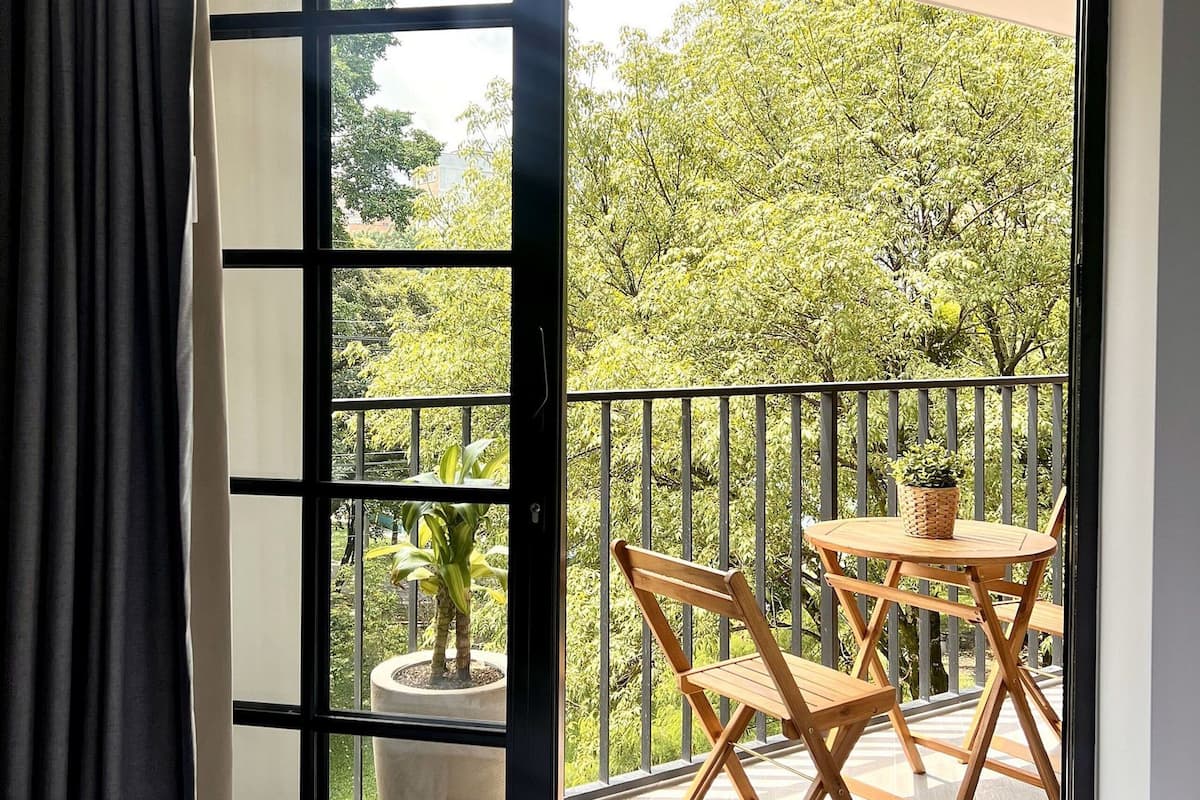 Luxury Apartment | In-room safe, desk, laptop workspace, iron/ironing board