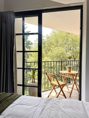 Luxury Apartment | In-room safe, desk, laptop workspace, iron/ironing board