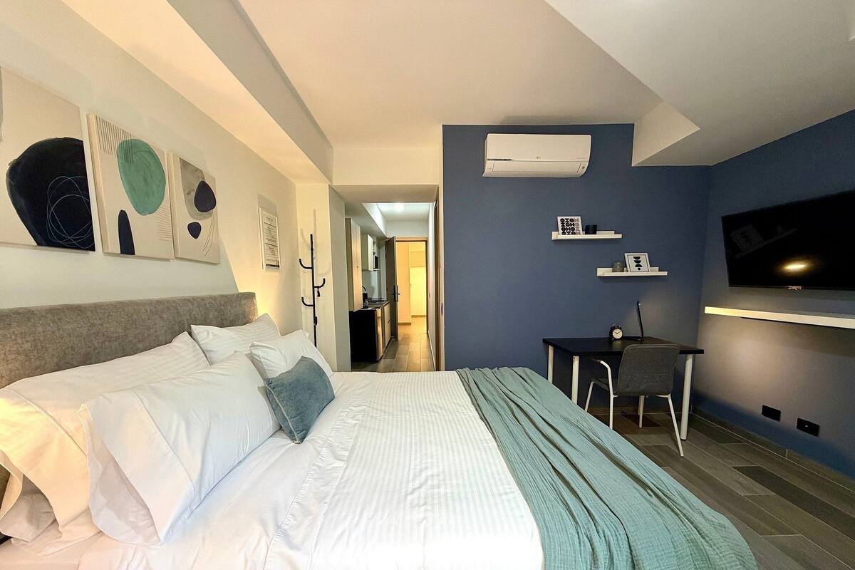 Caja de seguridad en la habitación y escritorio