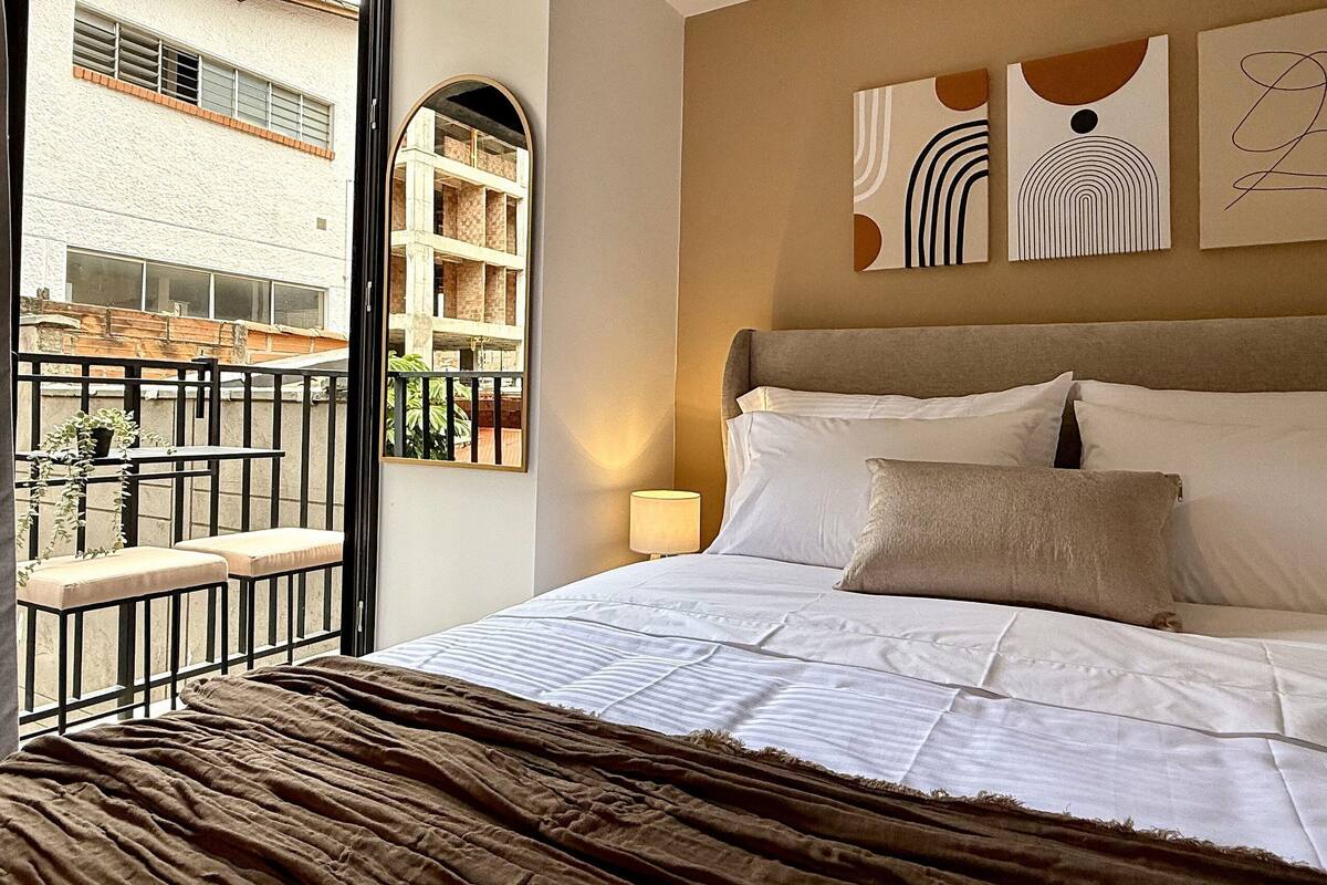 Caja de seguridad en la habitación y escritorio