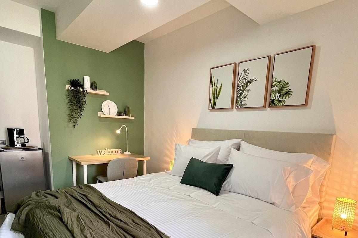 Deluxe Apartment | In-room safe, desk, laptop workspace, iron/ironing board