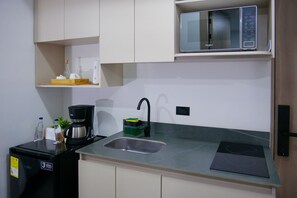Apartament bàsic | Cuina privada | Frigorífic petit, microones, placa de cuina i rentaplats