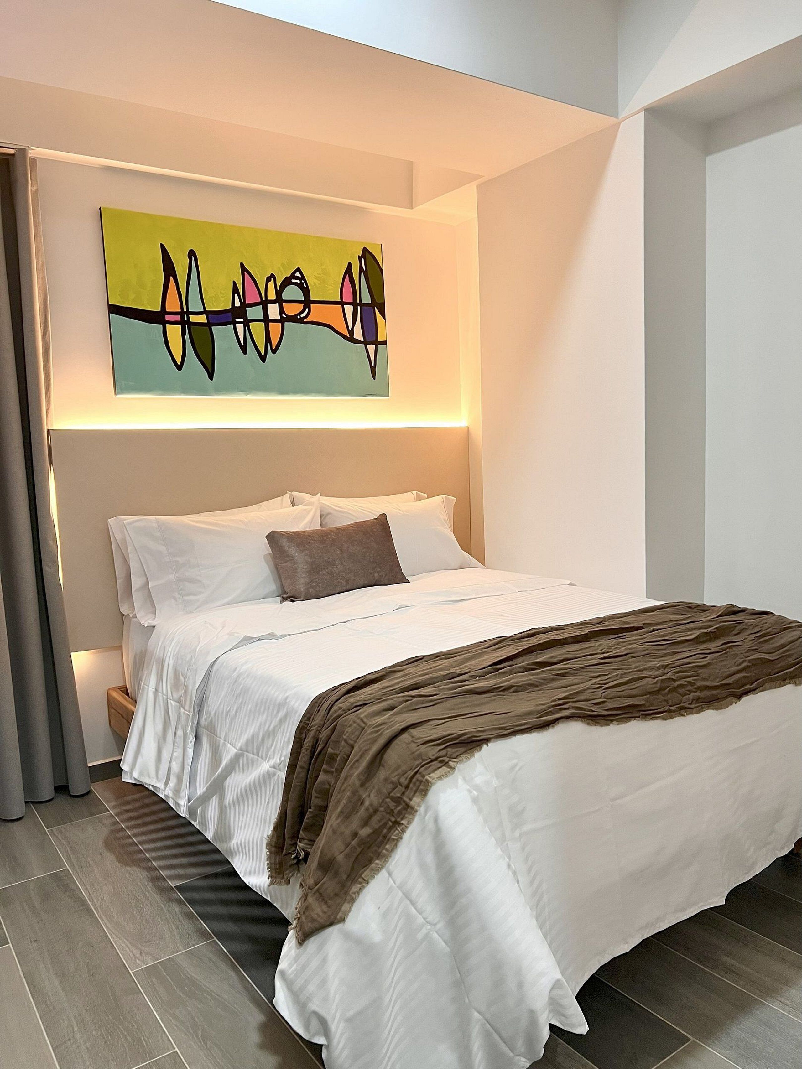 Comfort appartement | Een kluis op de kamer, een bureau, een laptopwerkplek