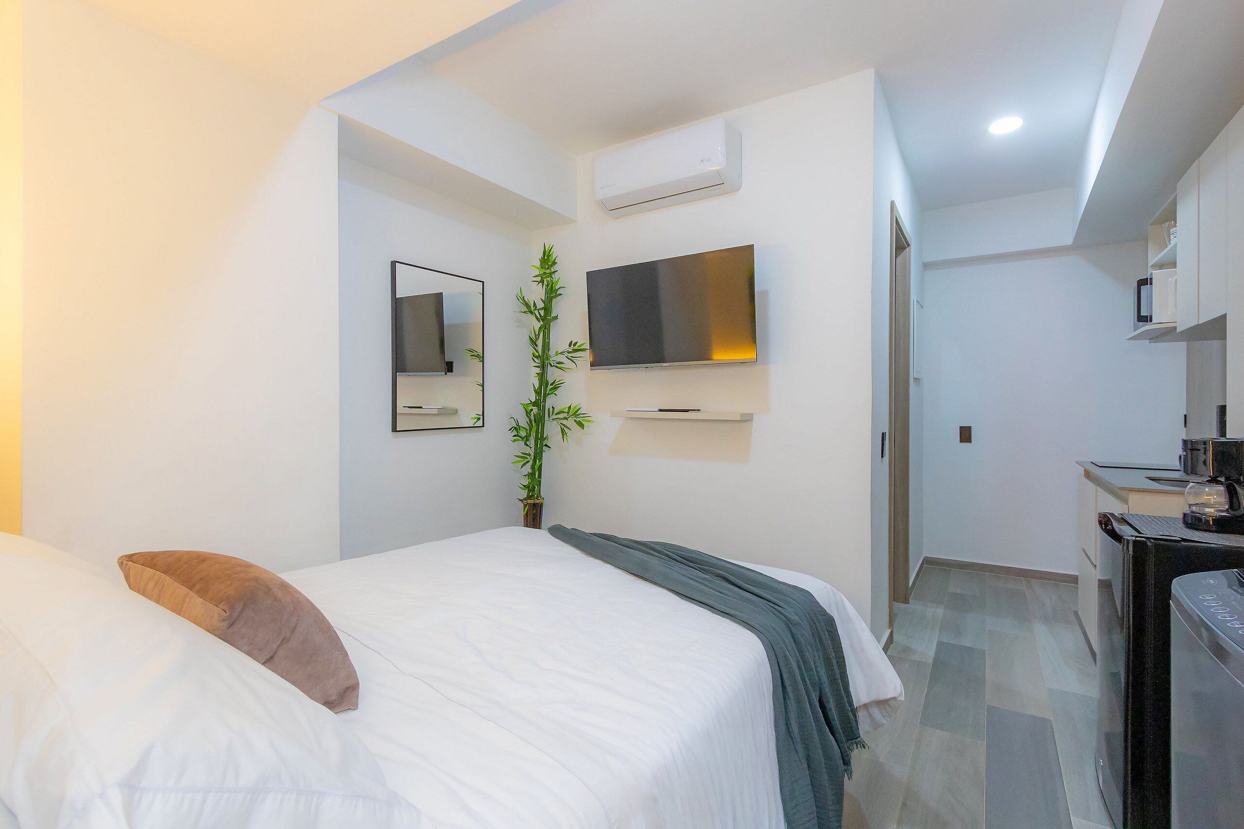 舒适公寓 | 客房内保险箱、办公桌、笔记本电脑工作区、熨斗/熨衣板