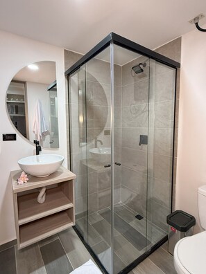 Comfort Apartment | Bathroom | Shower, hair dryer, towels, soap - Edificio Bit (Medellín)