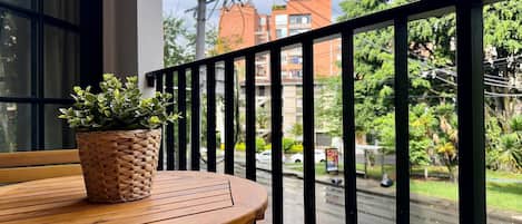 เบสิกอพาร์ทเมนท์ | รับประทานอาหารกลางแจ้ง