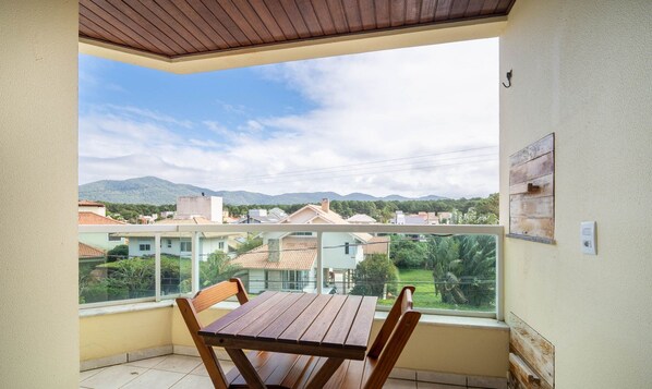 Basic Apartment | Outdoor dining