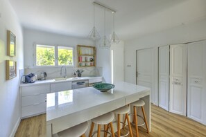 ثلاجة، ميكروويف، فرن، غسالة أطباق