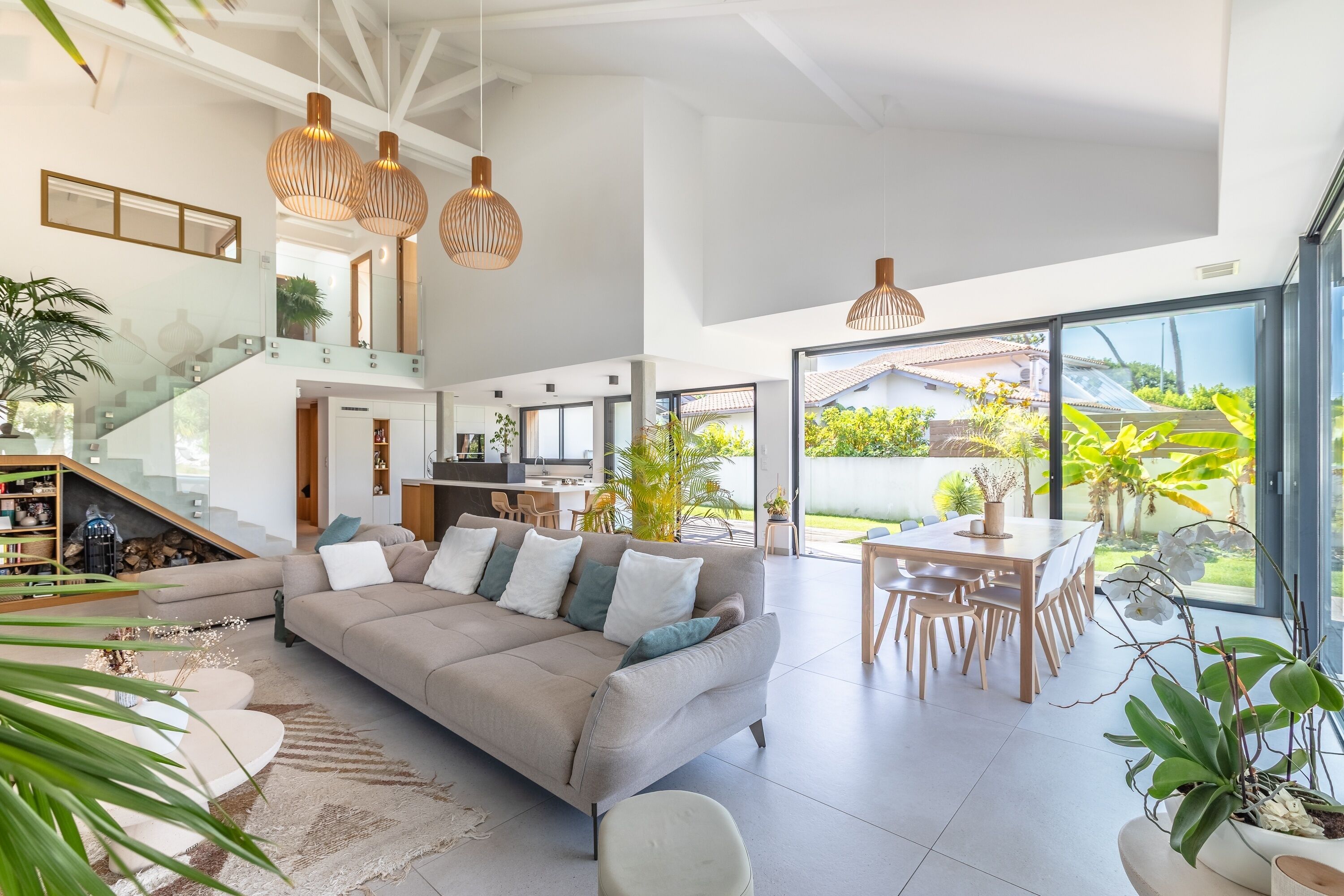 Télévision, cheminée, lecteur de DVD, chaîne hi-fi