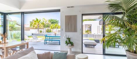 Télévision, cheminée, lecteur de DVD, chaßne hi-fi