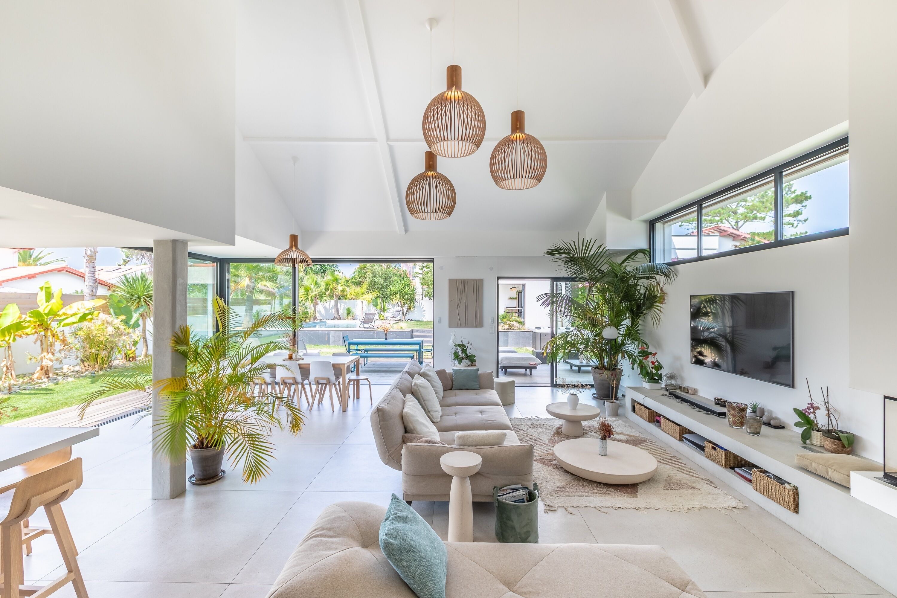 Télévision, cheminée, lecteur de DVD, chaîne hi-fi