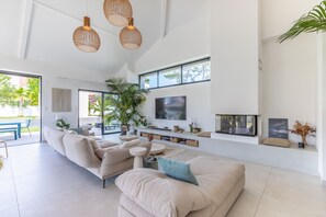 تلفزيون، مدفأة، مشغل دي في دي، ستيريو