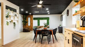 Private kitchen - Kasa The Ridge – Desert Fun - 4 bedroom - 3 Bath - Pool Table - Mini Golf (Ridgecrest)