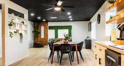 Kasa The Ridge – Desert Fun - 4 bedroom - 3 Bath - Pool Table - Mini Golf