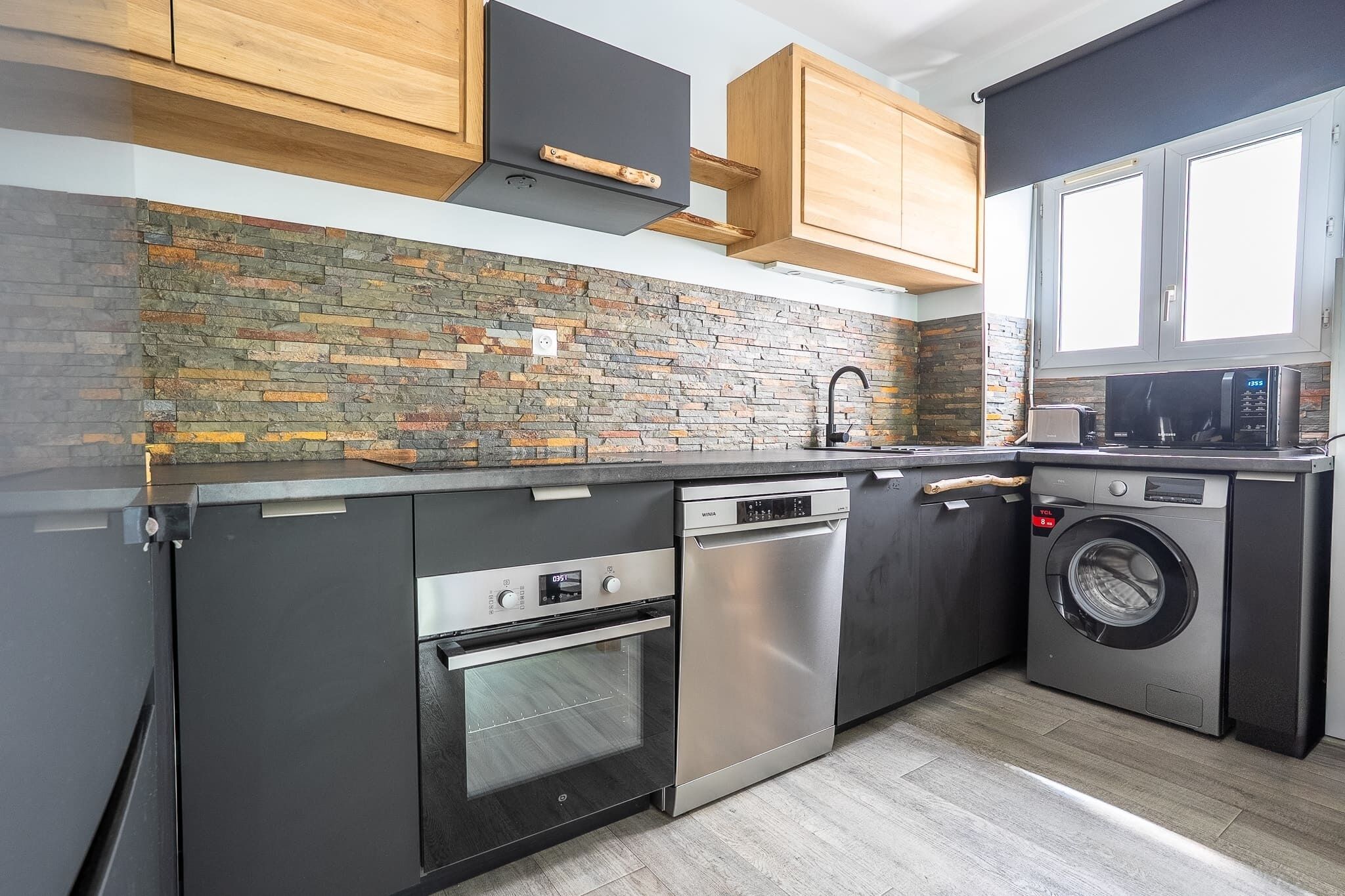 Een koelkast, een microgolfoven, een oven, een vaatwasser