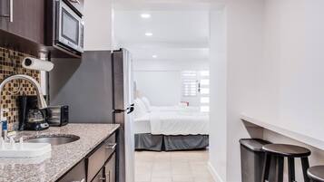 Refrigerador, microondas, cafetera y tetera y tostadora