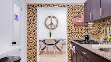 Refrigerador, microondas, cafetera y tetera y tostadora