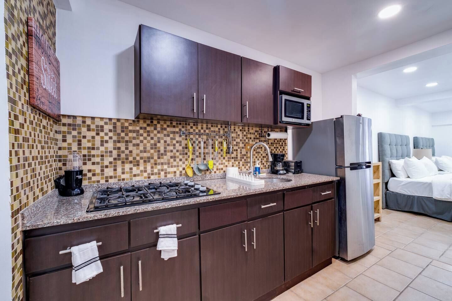 Réfrigérateur, micro-ondes, cafetière/bouilloire, grille-pain