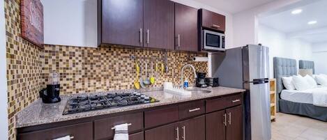 Kühlschrank, Mikrowelle, Wasserkocher mit Kaffee-/Teezubehör, Toaster