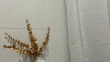 Secadora de cabello, toallas, jabón, papel de baño