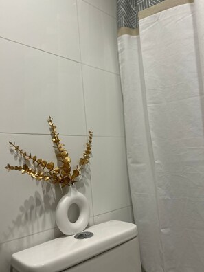 ヘアドライヤー、タオル、石鹸、トイレットペーパー