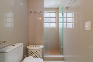 Basic Apartment | Bathroom - Apto com Vista mar em Canasvieiras Lbm401 (Florianópolis)