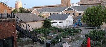 Charming historical loft in Downtown Lansing with Capitol views & cozy vibes !!!