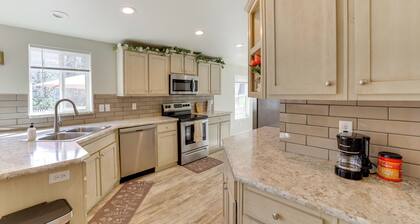 Mtn-View Gem w/ Outdoor Entertainment in Ahsahka!