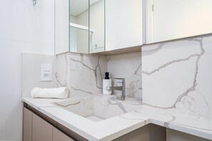Basic Apartment | Bathroom - Cozy, Fully-equipped apt in new Building Jpr211 (Florianópolis)