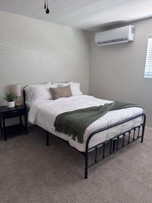 2 habitaciones, tabla de planchar con plancha, wifi y ropa de cama 