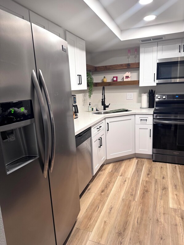 Microwave, oven, stovetop, dishwasher - Cozy 2-bedroom townhome in Prime Location Phoenix Area with NEW AC (Phoenix)