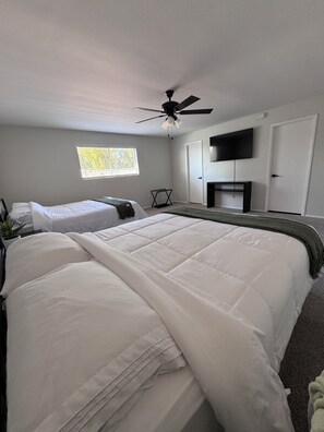 2 bedrooms, iron/ironing board, WiFi, bed sheets - Cozy 2-bedroom townhome in Prime Location Phoenix Area with NEW AC (Phoenix)