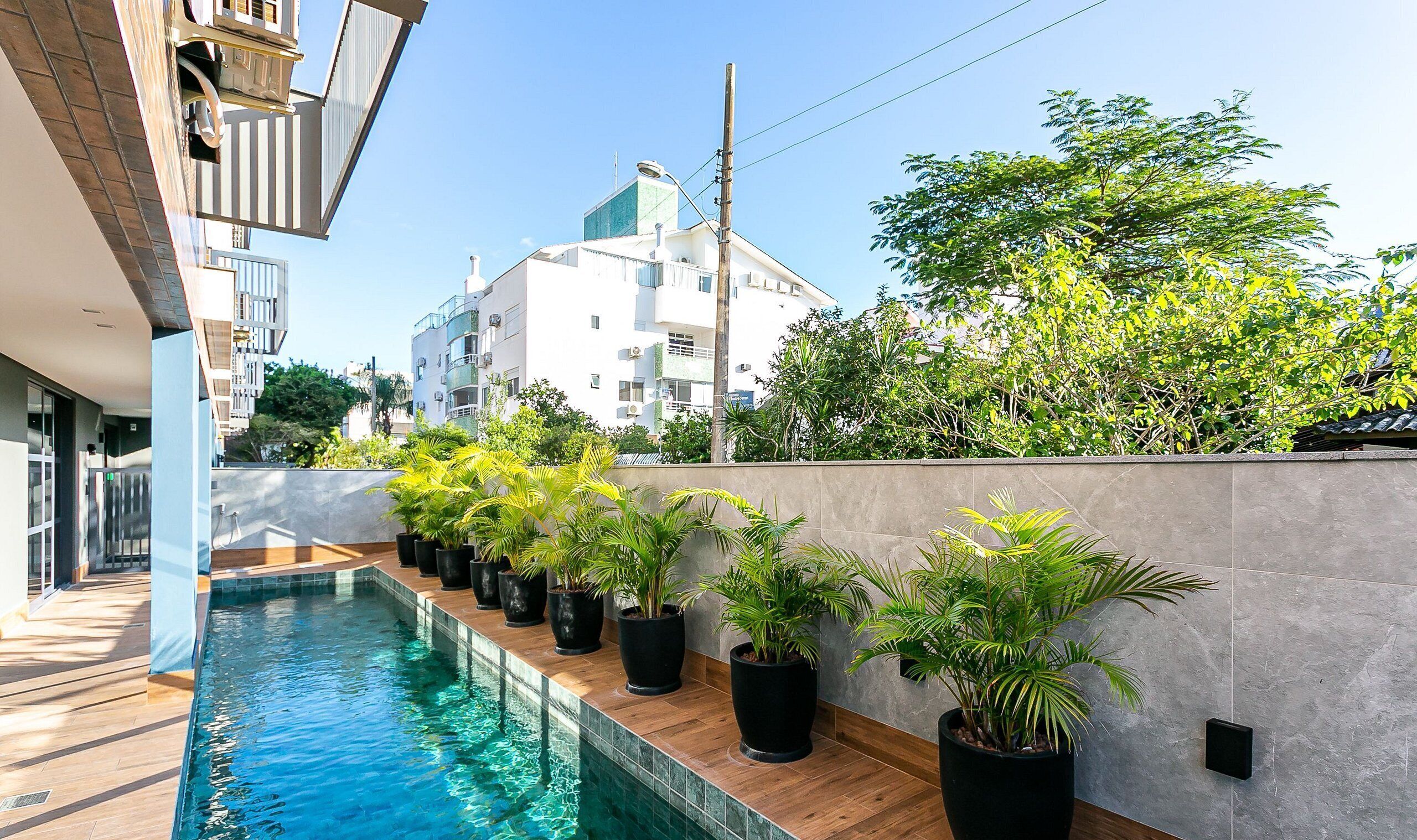 Una piscina al aire libre