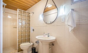 Un baño con inodoro, lavabo y ducha.