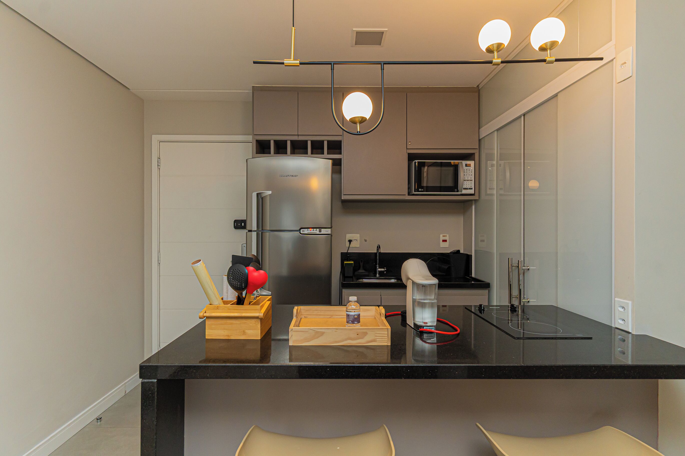 Geladeira, micro-ondas, fogão, cooktop