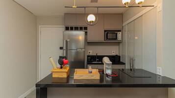 Geladeira, micro-ondas, fogão, cooktop