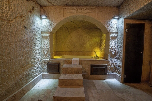 Deluxe Suite, Non Smoking | Soundproofing, free WiFi